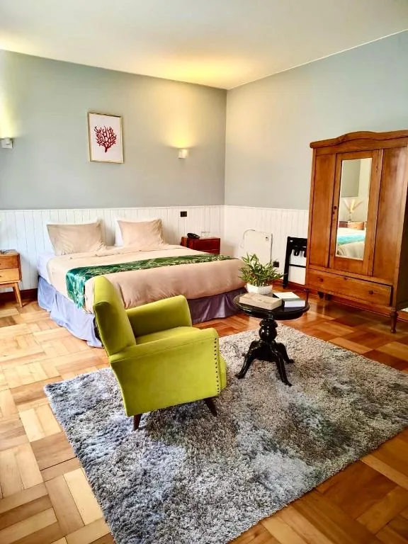 Habitación con cama extragrande y balcón — Hotel Boutique Casa Noble